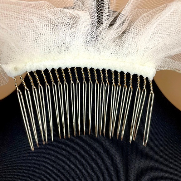 Scalloped Edge Lace Bridal Veil - Picture 12 of 16